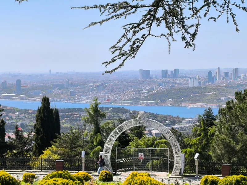 Büyük Çamlıca Tepesi