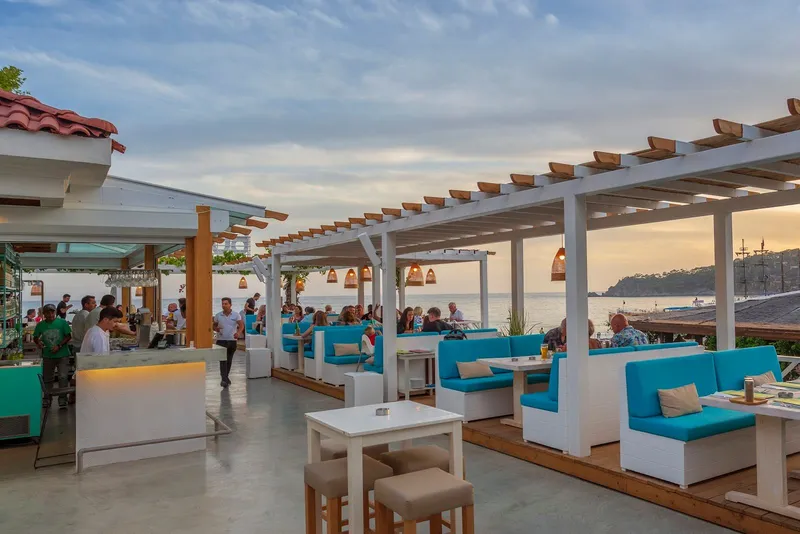 Buzz Beach Bar