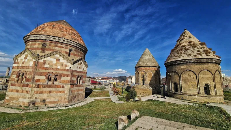 Üç Kümbetler